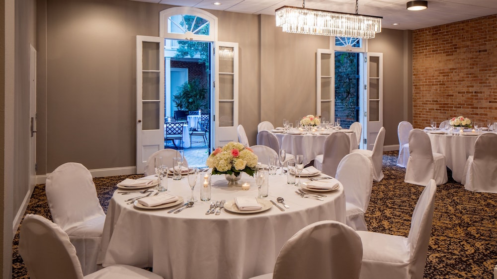 Holiday Inn FRENCH QUARTER-CHATEAU LEMOYNE by IHG — Restaurant & bars in New Orleans, Louisiana