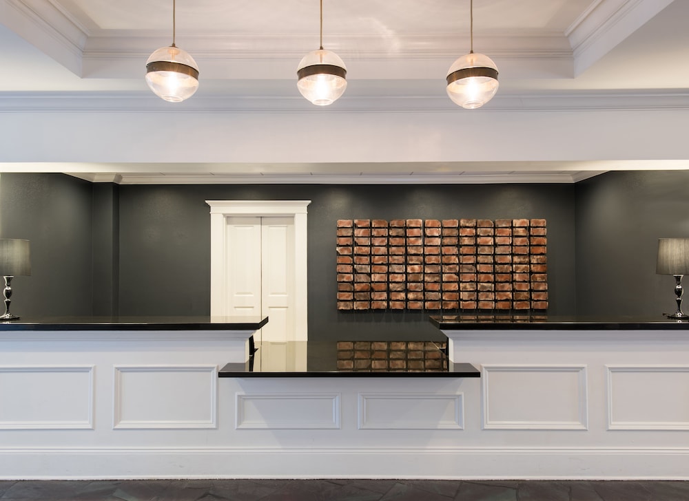 Holiday Inn FRENCH QUARTER-CHATEAU LEMOYNE by IHG — Hotel building in New Orleans, Louisiana
