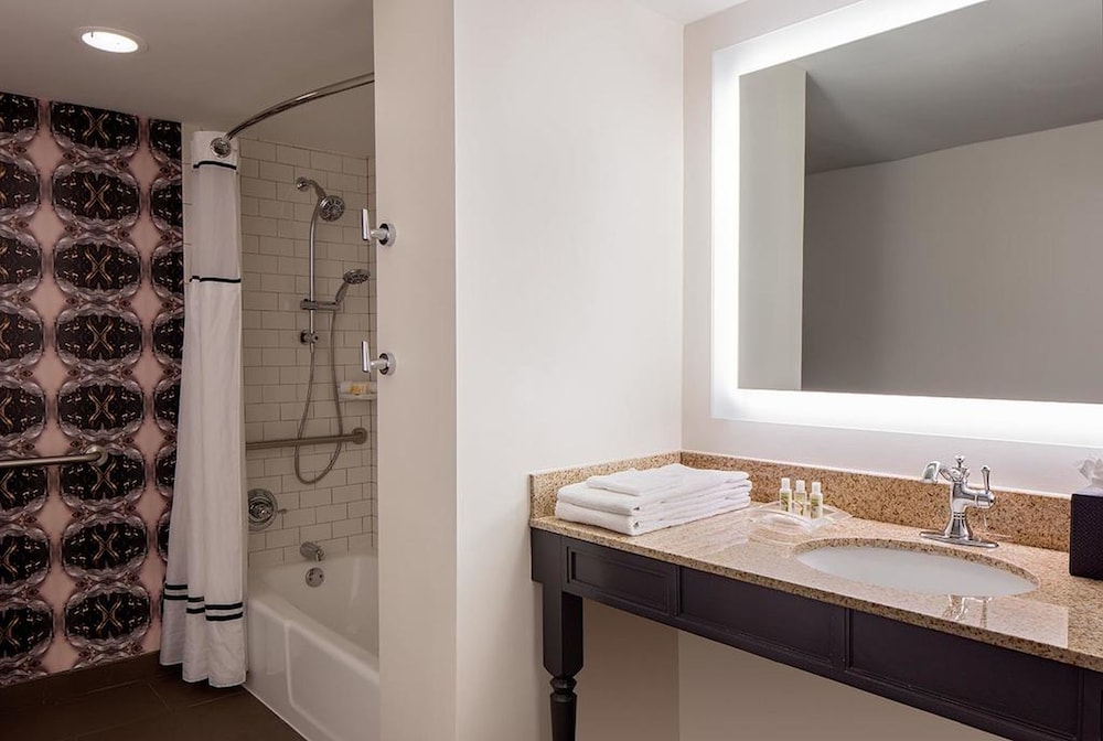 Holiday Inn FRENCH QUARTER-CHATEAU LEMOYNE by IHG — Hotel rooms in New Orleans, Louisiana