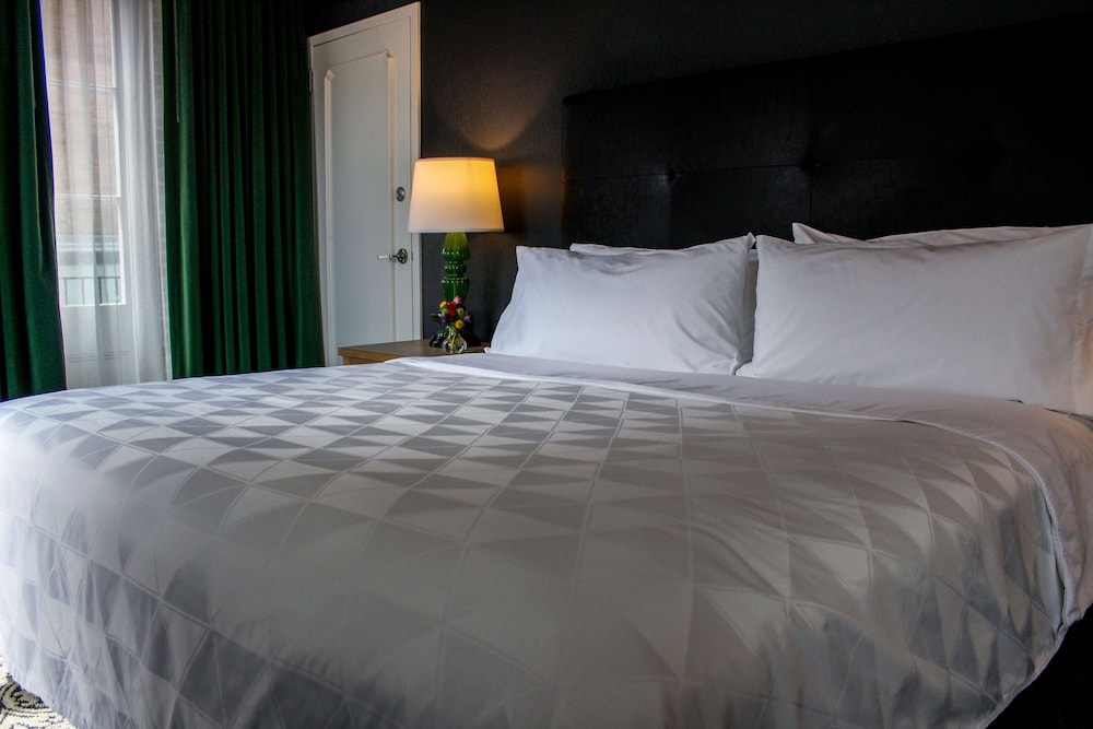 Holiday Inn FRENCH QUARTER-CHATEAU LEMOYNE by IHG — Hotel rooms in New Orleans, Louisiana