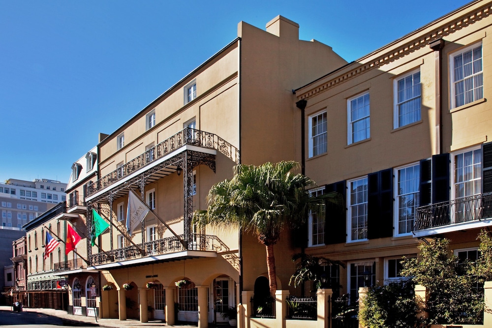Holiday Inn FRENCH QUARTER-CHATEAU LEMOYNE by IHG — Hotel building in New Orleans, Louisiana