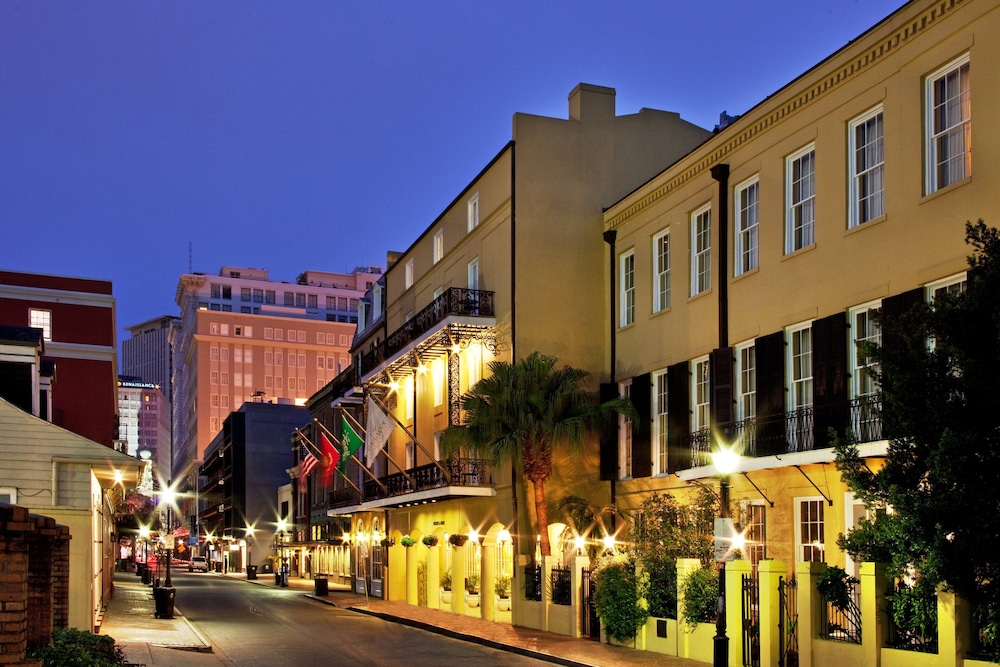 Holiday Inn FRENCH QUARTER-CHATEAU LEMOYNE by IHG — Hotel building in New Orleans, Louisiana