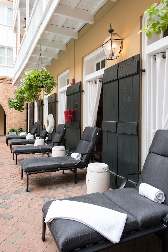 Holiday Inn FRENCH QUARTER-CHATEAU LEMOYNE by IHG — Hotel building in New Orleans, Louisiana