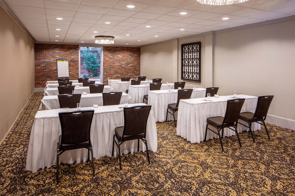 Holiday Inn FRENCH QUARTER-CHATEAU LEMOYNE by IHG — Hotel building in New Orleans, Louisiana