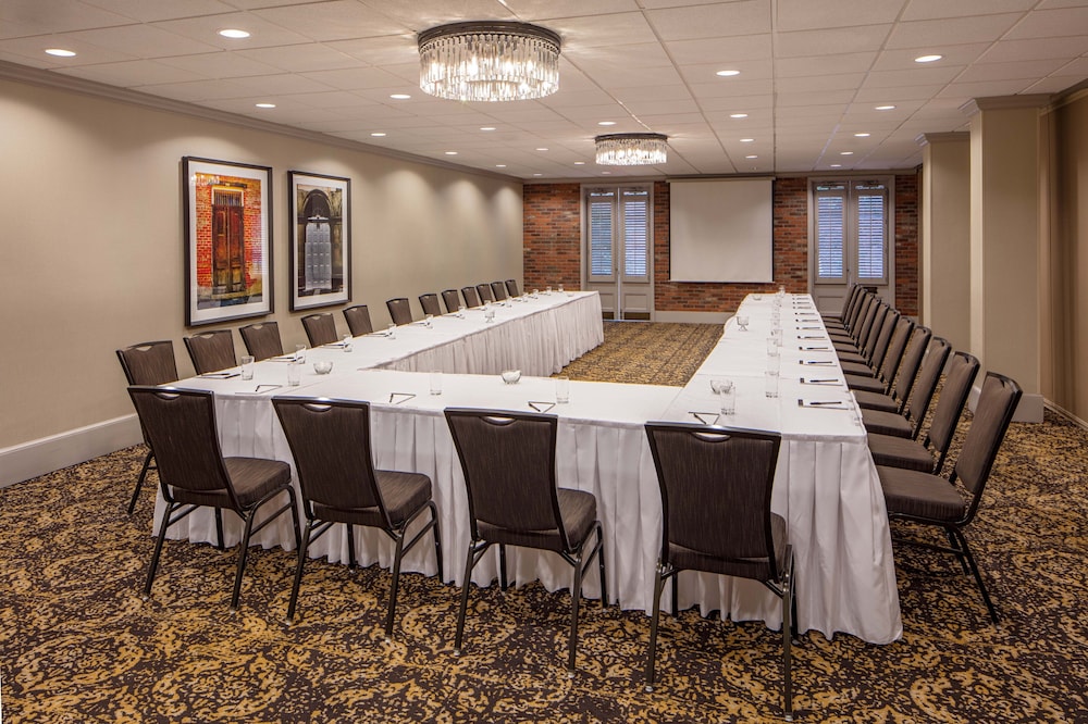 Holiday Inn FRENCH QUARTER-CHATEAU LEMOYNE by IHG — Hotel building in New Orleans, Louisiana