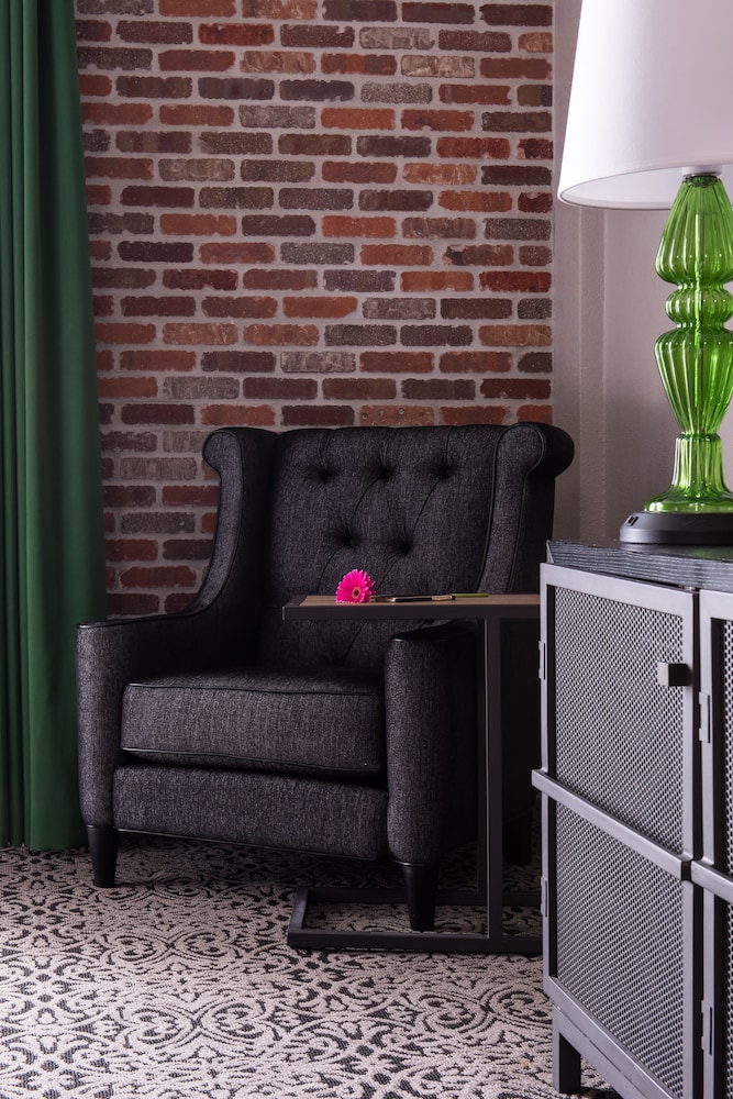 Holiday Inn FRENCH QUARTER-CHATEAU LEMOYNE by IHG — Hotel rooms in New Orleans, Louisiana