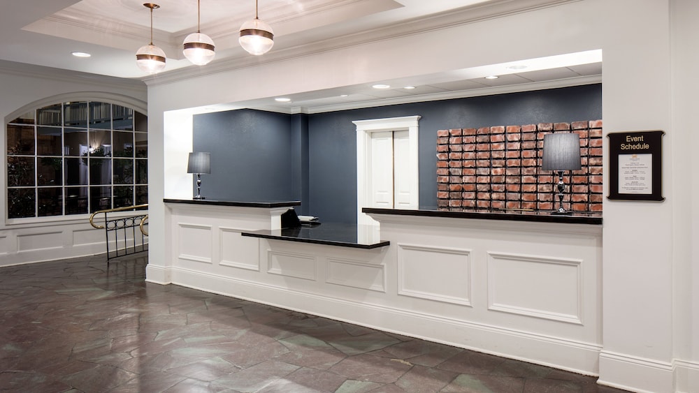 Holiday Inn FRENCH QUARTER-CHATEAU LEMOYNE by IHG — Hotel building in New Orleans, Louisiana