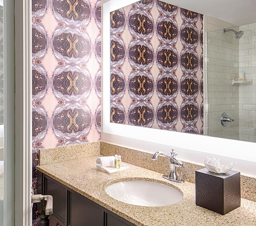 Holiday Inn FRENCH QUARTER-CHATEAU LEMOYNE by IHG — Hotel rooms in New Orleans, Louisiana