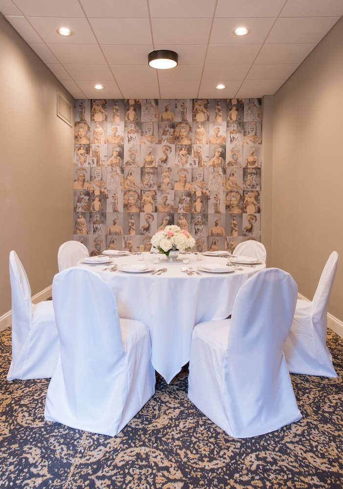 Holiday Inn FRENCH QUARTER-CHATEAU LEMOYNE by IHG — Restaurant & bars in New Orleans, Louisiana