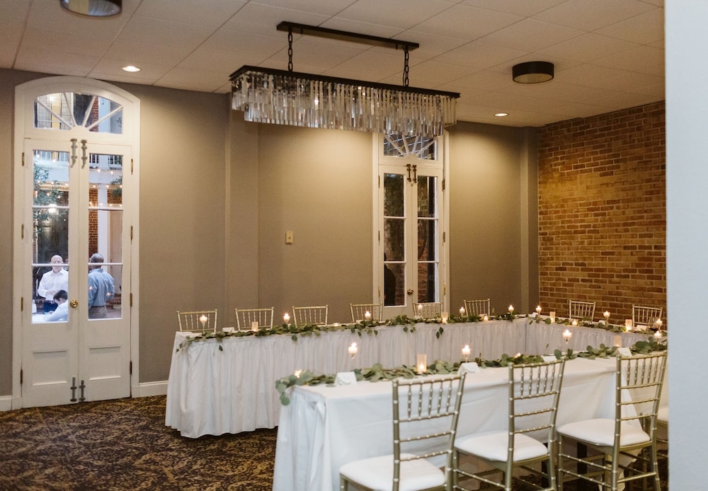 Holiday Inn FRENCH QUARTER-CHATEAU LEMOYNE by IHG — Hotel building in New Orleans, Louisiana
