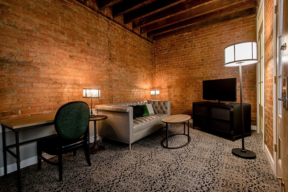Holiday Inn FRENCH QUARTER-CHATEAU LEMOYNE by IHG — Hotel rooms in New Orleans, Louisiana