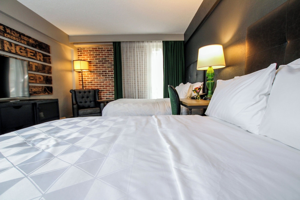 Holiday Inn FRENCH QUARTER-CHATEAU LEMOYNE by IHG — Hotel rooms in New Orleans, Louisiana