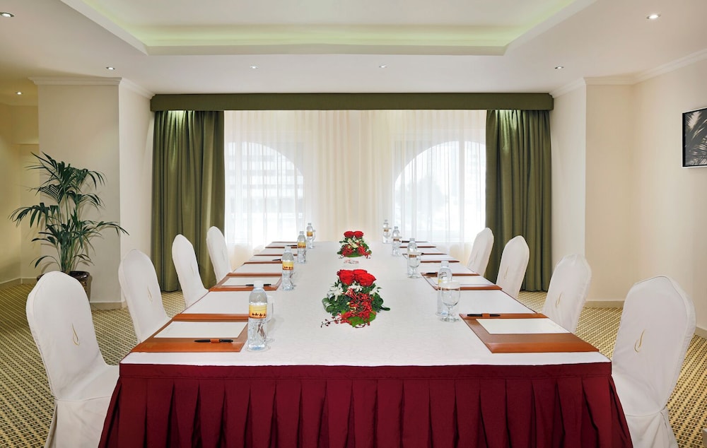 City Seasons Al Hamra Hotel — Hotel building in Abu Dhabi
