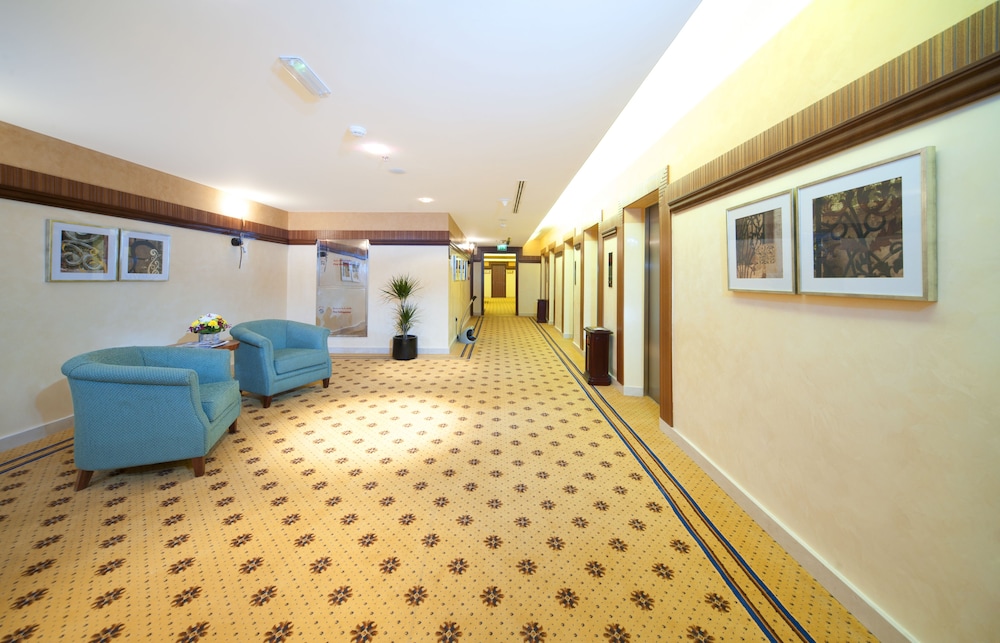 City Seasons Al Hamra Hotel — Hotel building in Abu Dhabi