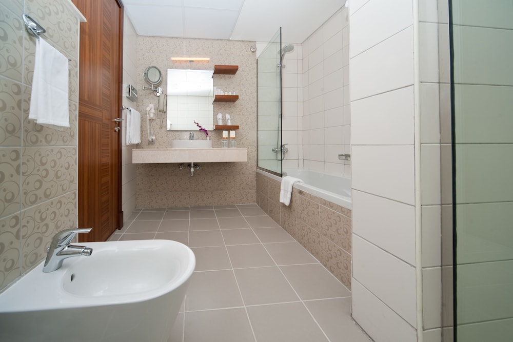City Seasons Al Hamra Hotel — Hotel rooms in Abu Dhabi