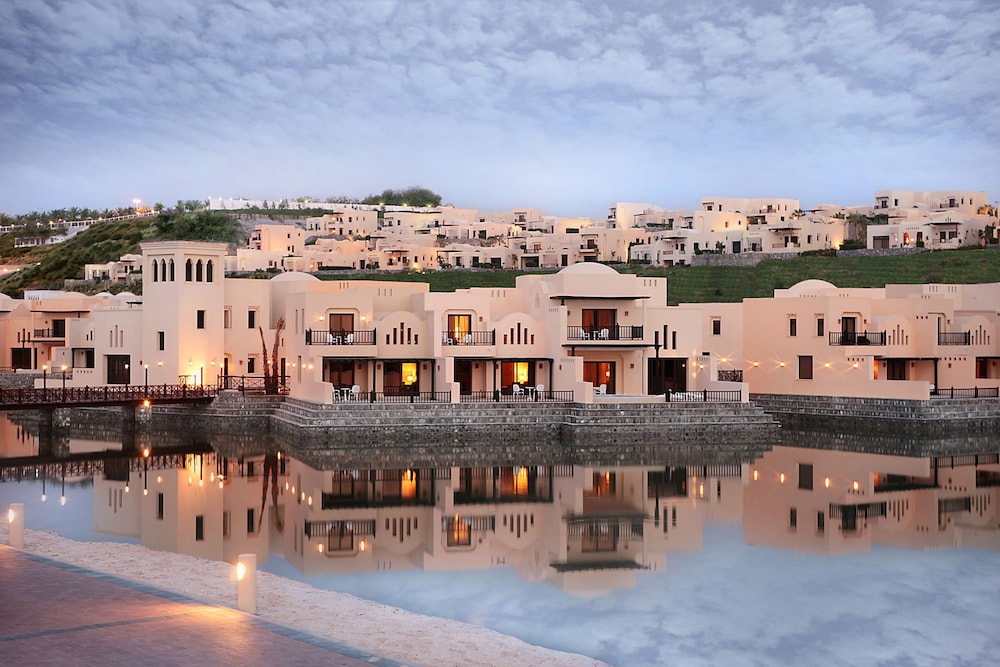 The Cove Rotana Resort — Hotel building in Ras al Khaimah