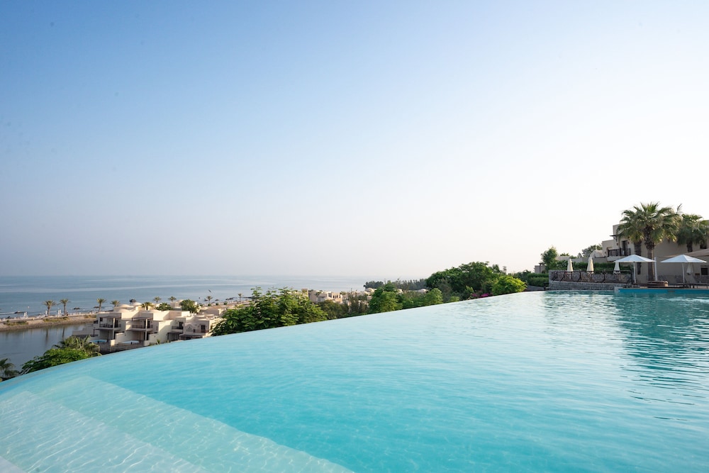 The Cove Rotana Resort — Swimming pool in Ras al Khaimah