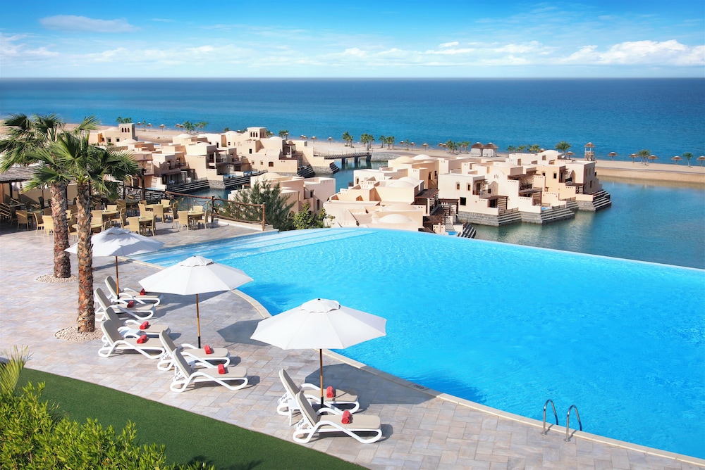 The Cove Rotana Resort — Swimming pool in Ras al Khaimah