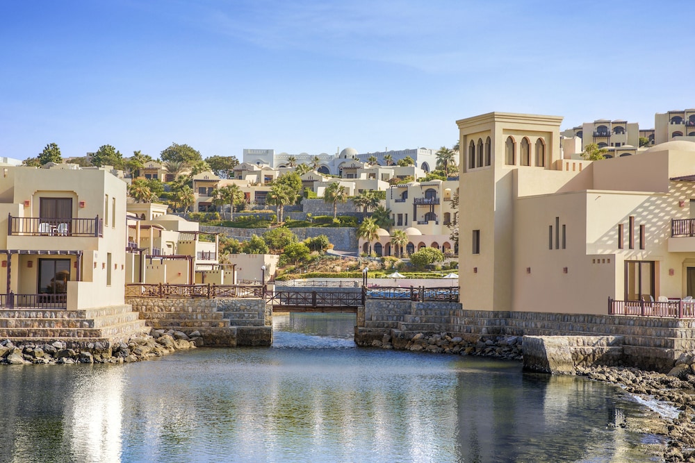 The Cove Rotana Resort — Hotel building in Ras al Khaimah