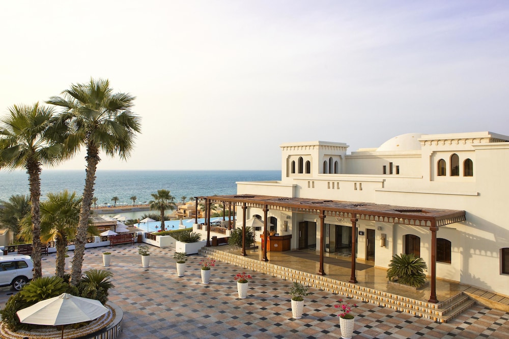 The Cove Rotana Resort — Hotel building in Ras al Khaimah