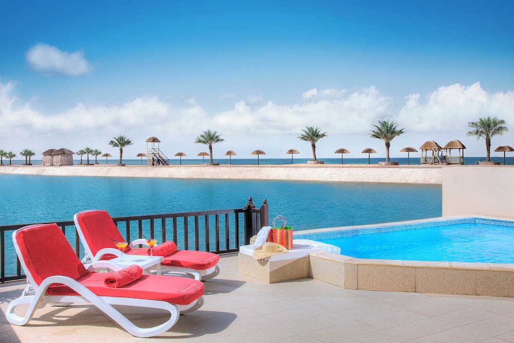 The Cove Rotana Resort — Swimming pool in Ras al Khaimah