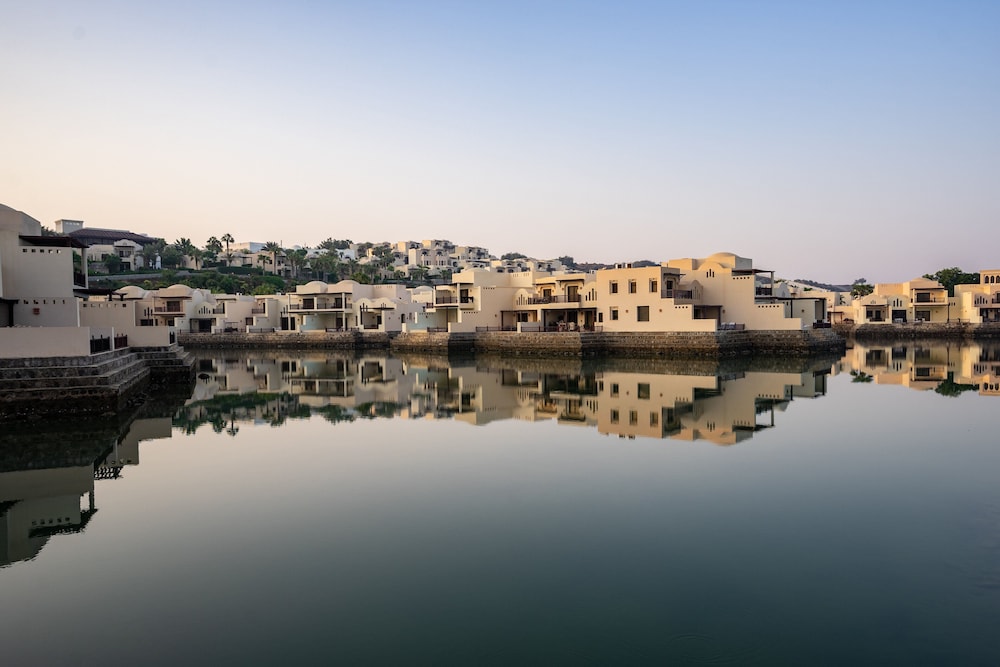 The Cove Rotana Resort — Hotel building in Ras al Khaimah