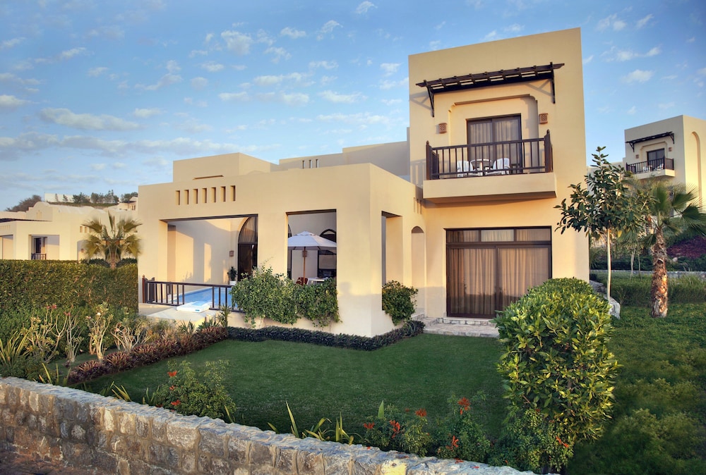 The Cove Rotana Resort — Hotel building in Ras al Khaimah
