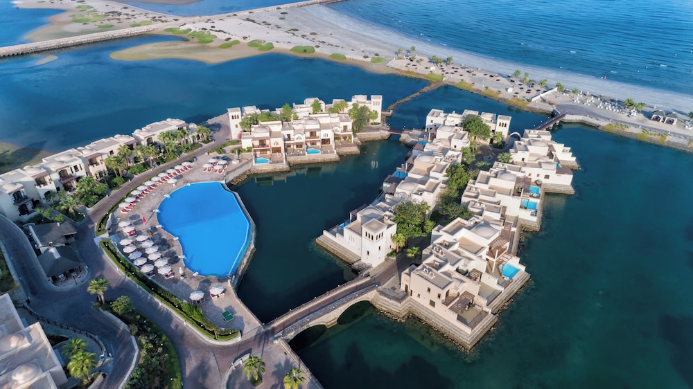 The Cove Rotana Resort — Swimming pool in Ras al Khaimah