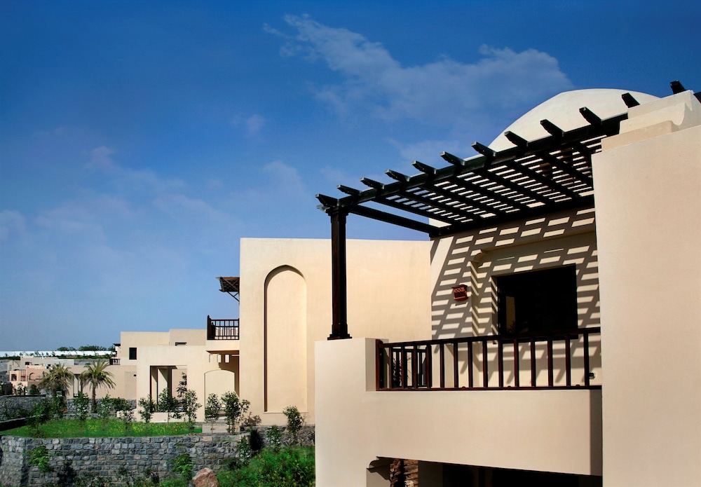 The Cove Rotana Resort — Hotel building in Ras al Khaimah