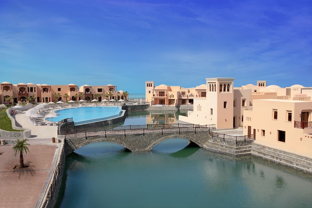 The Cove Rotana Resort — Hotel building in Ras al Khaimah