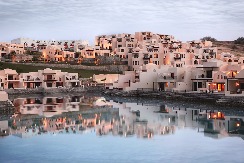 The Cove Rotana Resort — Hotel building in Ras al Khaimah