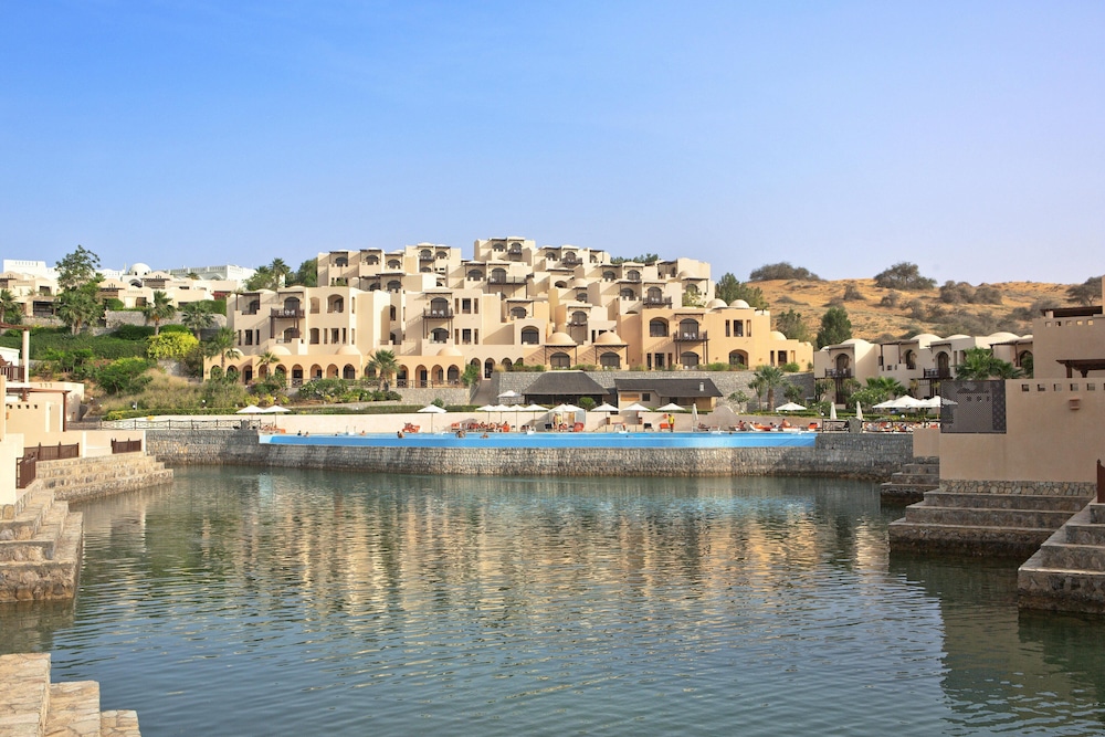 The Cove Rotana Resort — Swimming pool in Ras al Khaimah