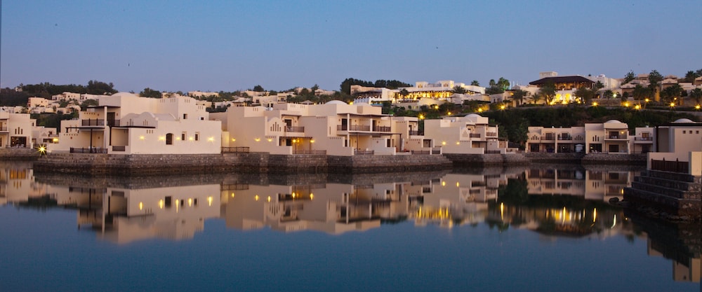 The Cove Rotana Resort — Hotel building in Ras al Khaimah