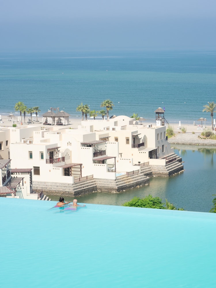 The Cove Rotana Resort — Swimming pool in Ras al Khaimah