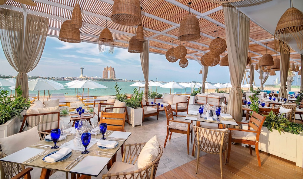 Radisson Blu Hotel & Resort, Abu Dhabi Corniche — Restaurant & bars in Abu Dhabi