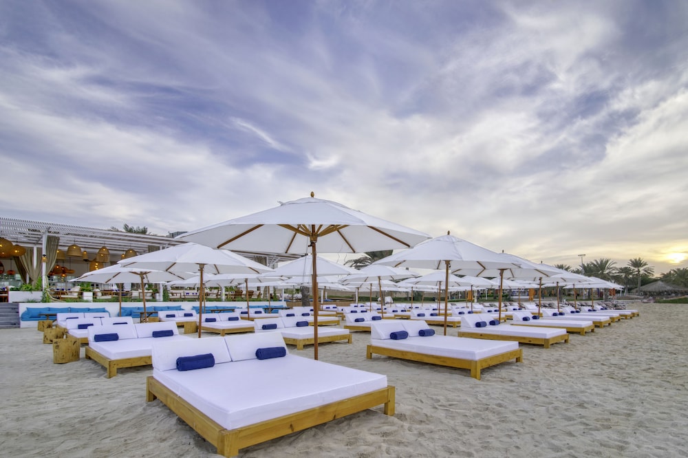 Radisson Blu Hotel & Resort, Abu Dhabi Corniche — Beach in Abu Dhabi