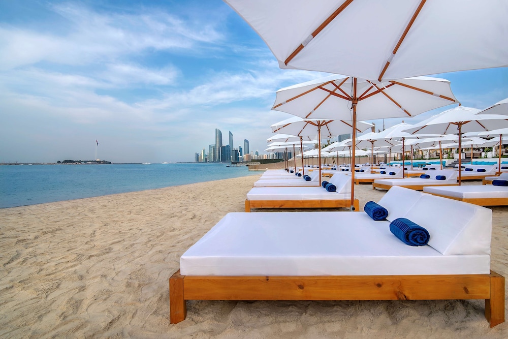 Radisson Blu Hotel & Resort, Abu Dhabi Corniche — Beach in Abu Dhabi