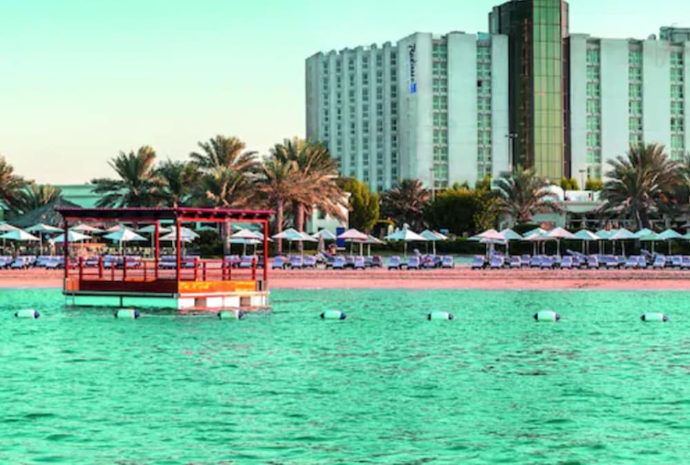 Radisson Blu Hotel & Resort, Abu Dhabi Corniche — Beach in Abu Dhabi