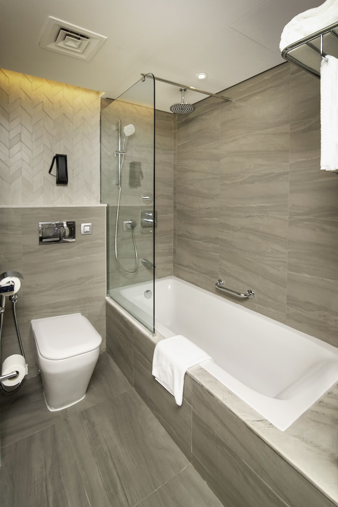 Radisson Blu Hotel & Resort, Abu Dhabi Corniche — Hotel rooms in Abu Dhabi