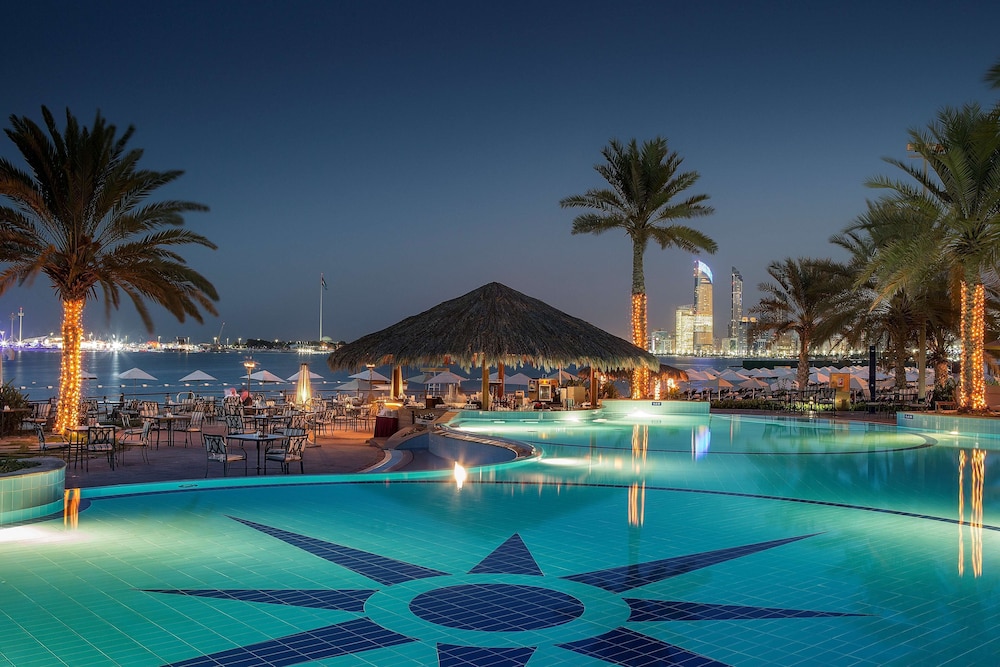 Radisson Blu Hotel & Resort, Abu Dhabi Corniche — Swimming pool in Abu Dhabi