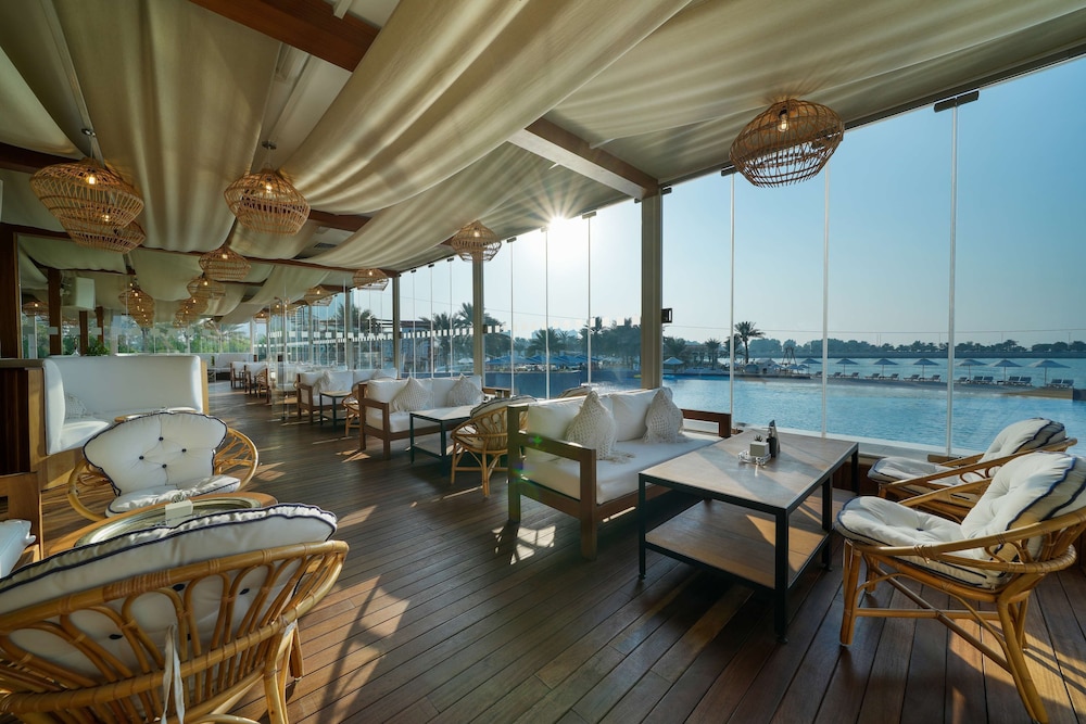 Radisson Blu Hotel & Resort, Abu Dhabi Corniche — Restaurant & bars in Abu Dhabi