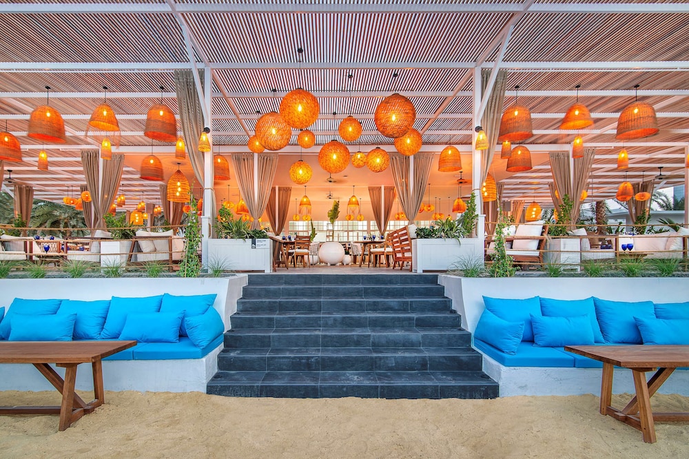 Radisson Blu Hotel & Resort, Abu Dhabi Corniche — Restaurant & bars in Abu Dhabi