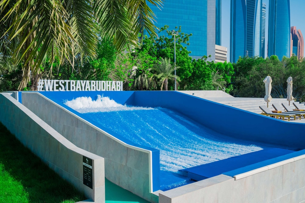 Radisson Blu Hotel & Resort, Abu Dhabi Corniche — Swimming pool in Abu Dhabi