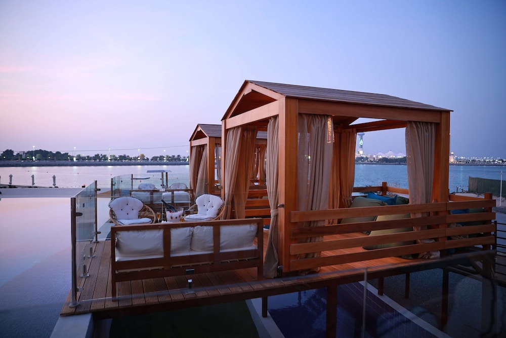Radisson Blu Hotel & Resort, Abu Dhabi Corniche — Restaurant & bars in Abu Dhabi
