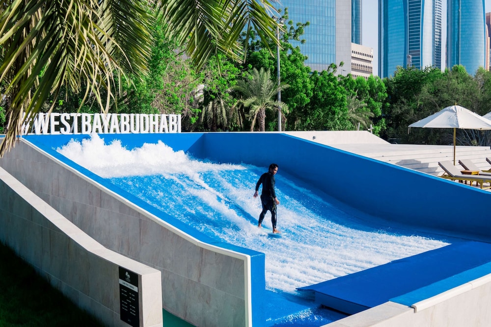 Radisson Blu Hotel & Resort, Abu Dhabi Corniche — Swimming pool in Abu Dhabi