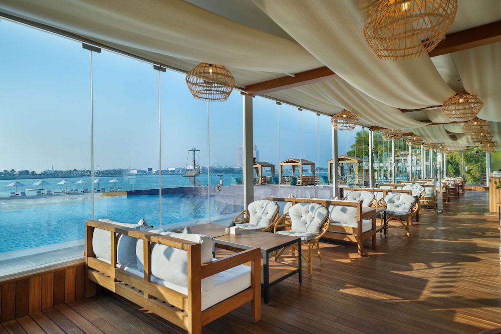 Radisson Blu Hotel & Resort, Abu Dhabi Corniche — Restaurant & bars in Abu Dhabi