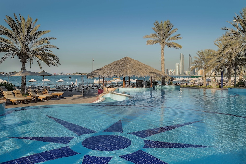 Radisson Blu Hotel & Resort, Abu Dhabi Corniche — Swimming pool in Abu Dhabi