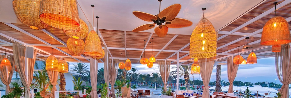 Radisson Blu Hotel & Resort, Abu Dhabi Corniche — Restaurant & bars in Abu Dhabi
