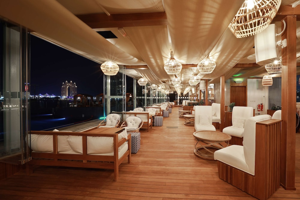 Radisson Blu Hotel & Resort, Abu Dhabi Corniche — Restaurant & bars in Abu Dhabi