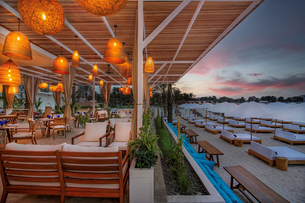 Radisson Blu Hotel & Resort, Abu Dhabi Corniche — Restaurant & bars in Abu Dhabi